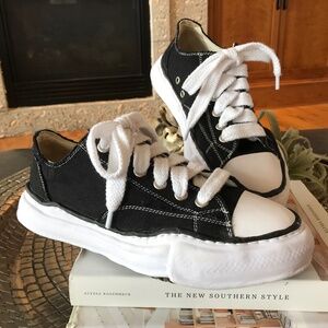 MMY PETERSON OG SOLE CANVAS LOW-TOP BLACK SNEAKER